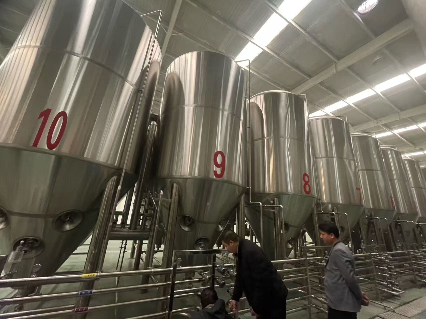 新华精酿啤酒设备厂—平面布置、设备设计、制造、调试、培训等一条龙服务